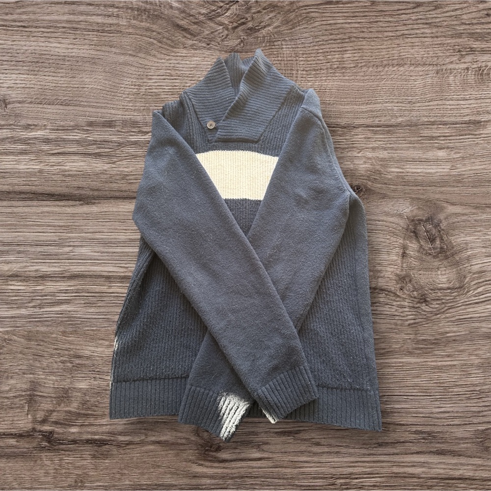 Chic Navy Sweater with White Stripe
